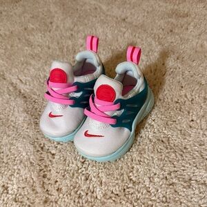 Nike baby / toddler ' Sneakers - White, Pink, and Teal